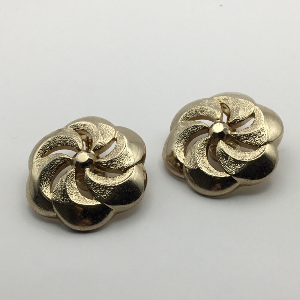 VINTAGE MONET CLIP ON EARRINGS